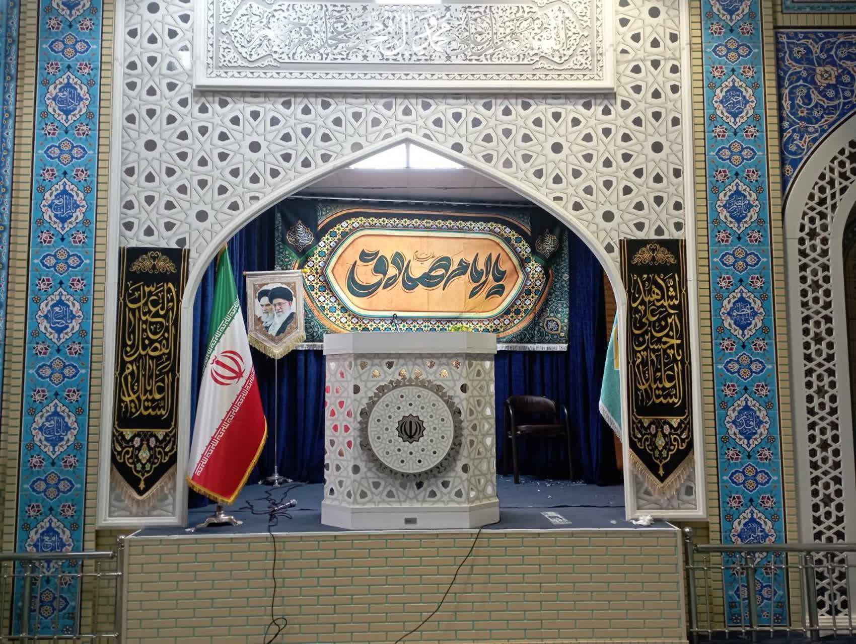 مصلی امام خمینی (ره) ماهدشت در شب شهادت امام جعفرصادق (ع) آماده سازی شد