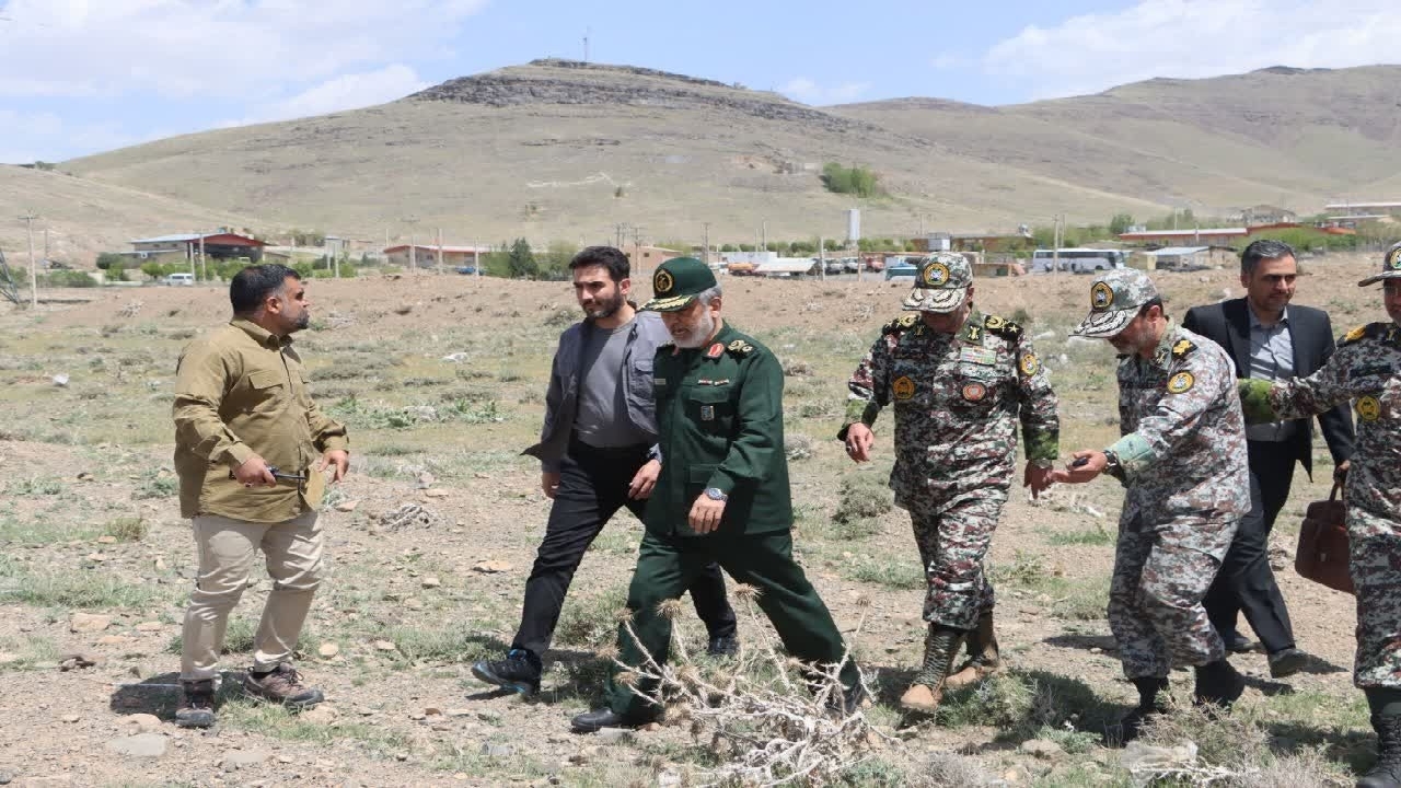 بازدید امیر سرتیپ صباحی‌فرد و سردار حاجی‌زاده از مواضع پدافندیِ نطنز و خنداب