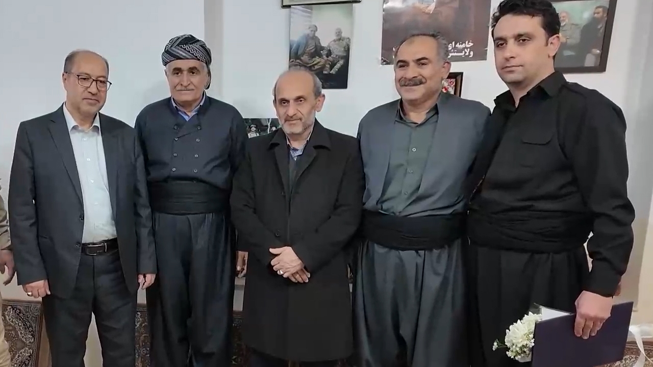 دیدار دکتر جبلی با خانواده شهید اهل سنت