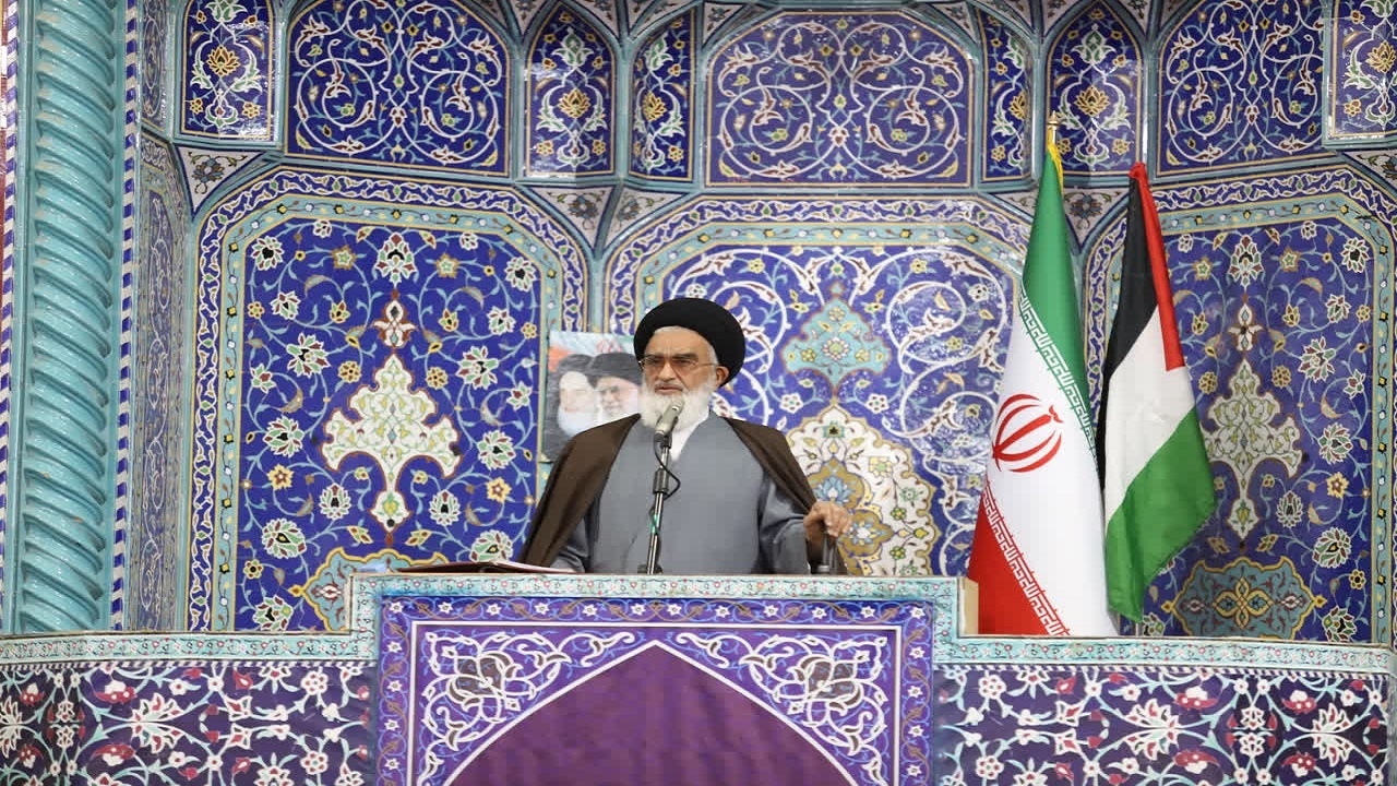 تاکید امام جمعه قم بر وحدت اسلامی و مقابله با تفرقه‌افکنی دشمنان