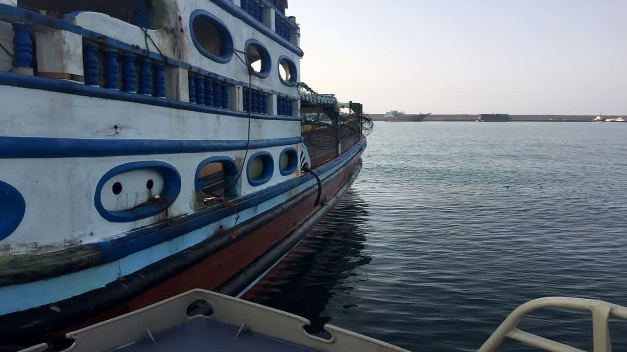 توقیف یک فروند شناور حامل ۸۰ هزار لیتر سوخت قاچاق در دریای عمان