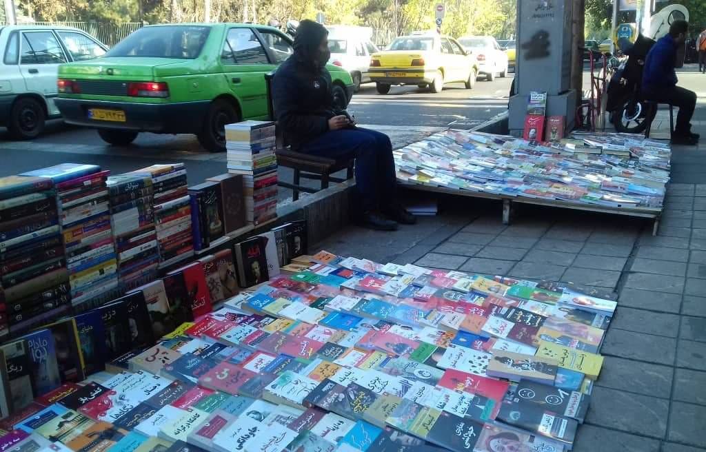 دستفروشان کتاب خیابان انقلاب