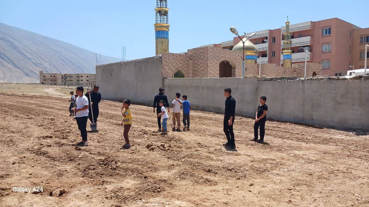 نارضایتی ورزش دوستان فیروزآبادی از زمین ورزشی نیمه کاره + عکس