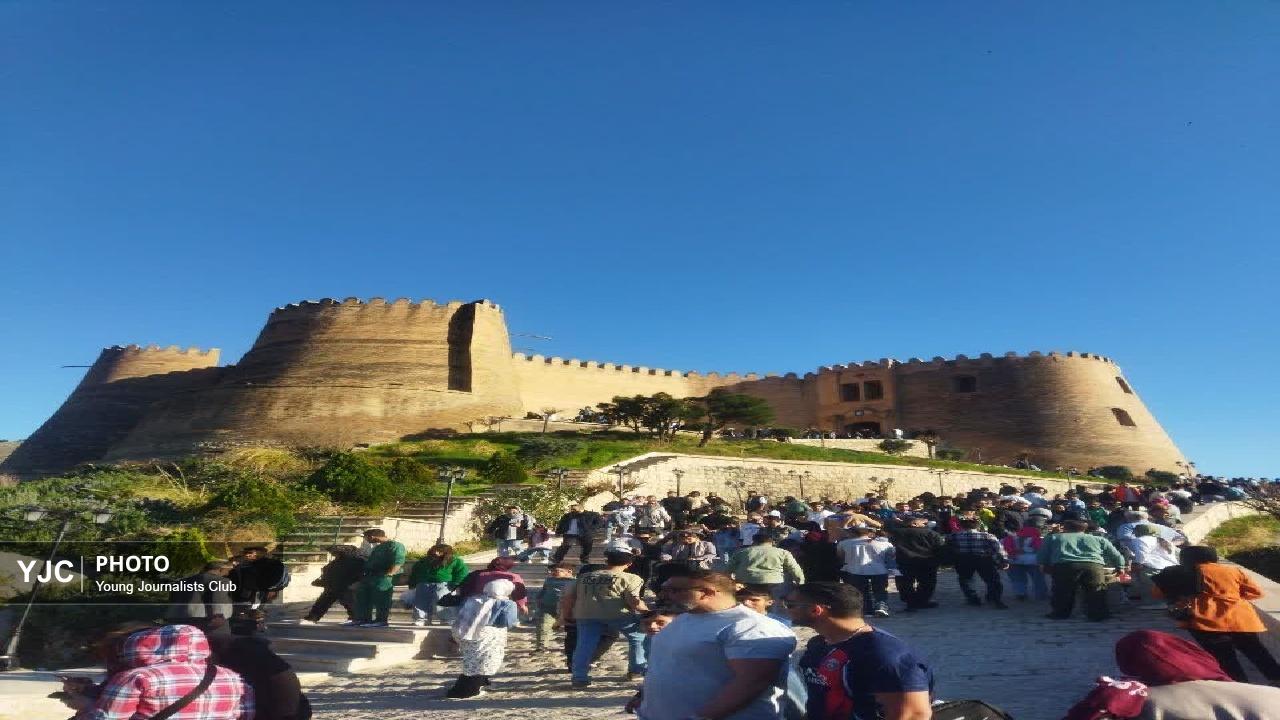 بازدید بیش از چهار هزار گردشگر از مجموعه تاریخی فلک‌الافلاک