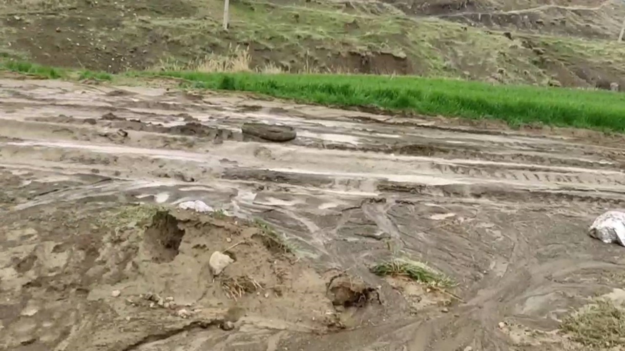 رنجش اهالی روستای مله کبود از کهنگی آسفالت + فیلم