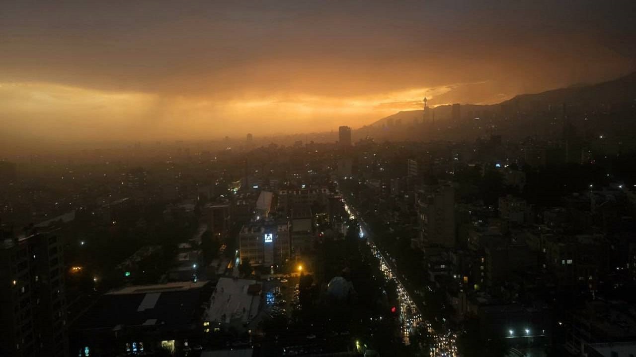 سقوط درخت روی دو خودرو در خیابان آزادی/ در هنگام وزش باد شدید در جای امن توقف کنید