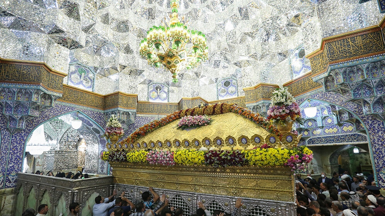 تصاویری از غبارروبی و عطرافشانی حرم حضرت معصومه (س) در آستانه دهه کرامت