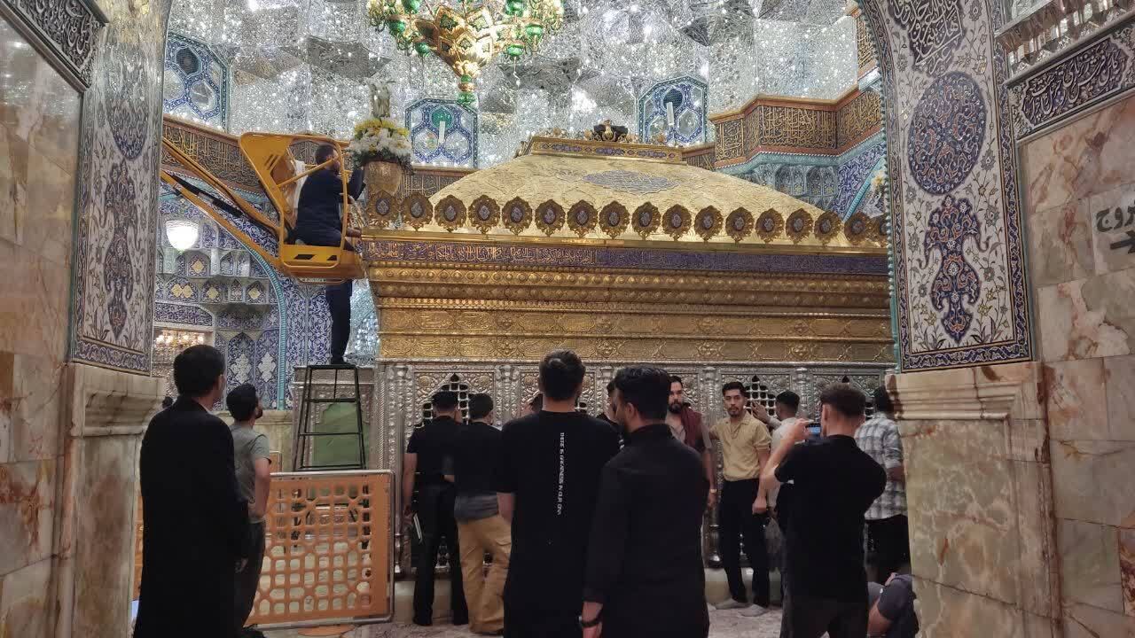 تصاویری از غبارروبی و عطرافشانی حرم حضرت معصومه (س) در آستانه دهه کرامت