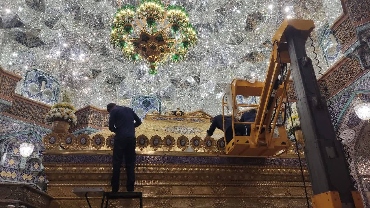 غبارروبی و عطرافشانی حرم حضرت معصومه (س)