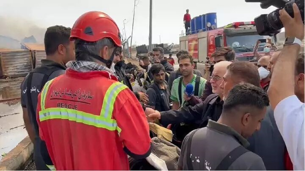 بازدید میدانی وزیر کشور از محل حادثه بندر شهید رجایی پس از کنترل حریق