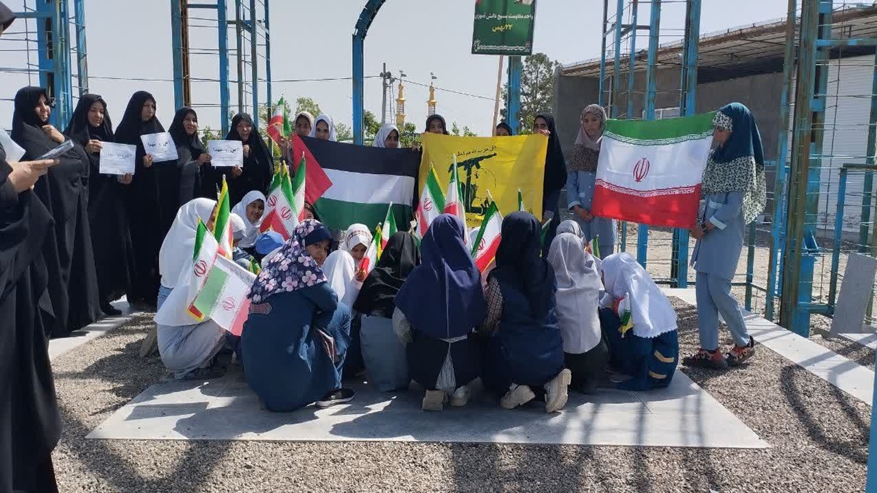 گزارش تصویری از تجدید بیعت دانش آموز ان بسیجی صالح آبادی با شهدا