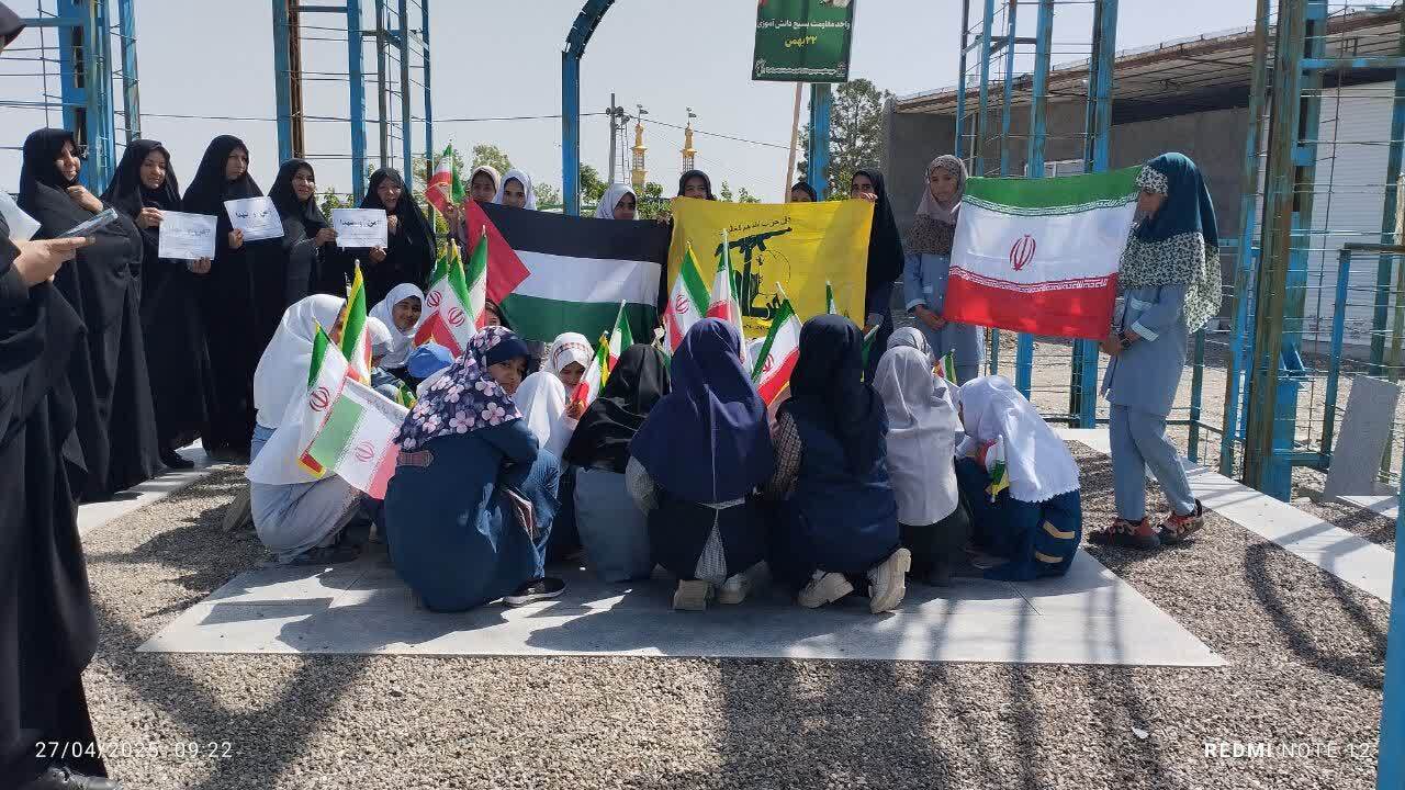 گزارش تصویری از تجدید بیعت دانش آموز ان بسیجی صالح آبادی با شهدا