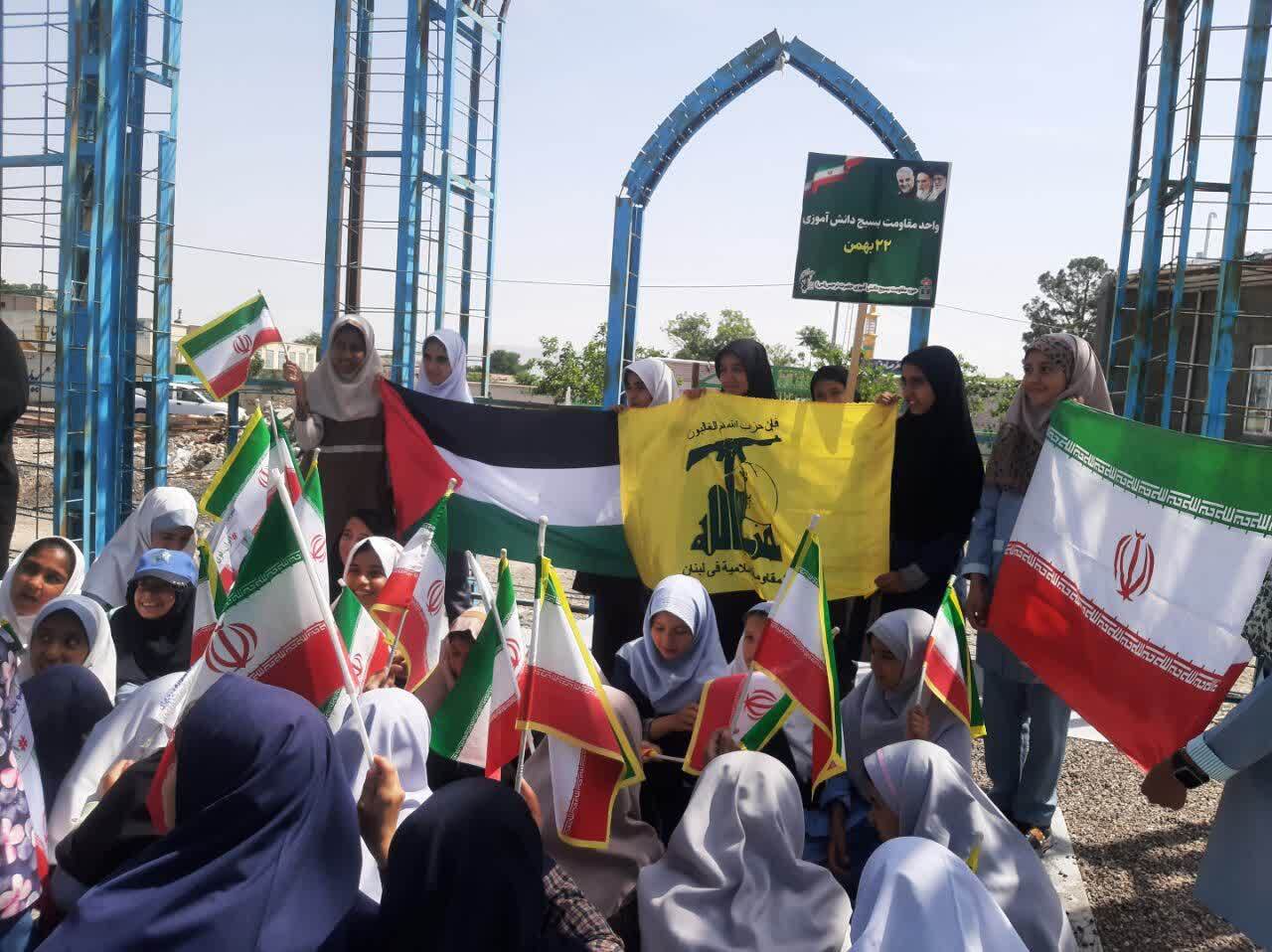 گزارش تصویری از تجدید بیعت دانش آموز ان بسیجی صالح آبادی با شهدا