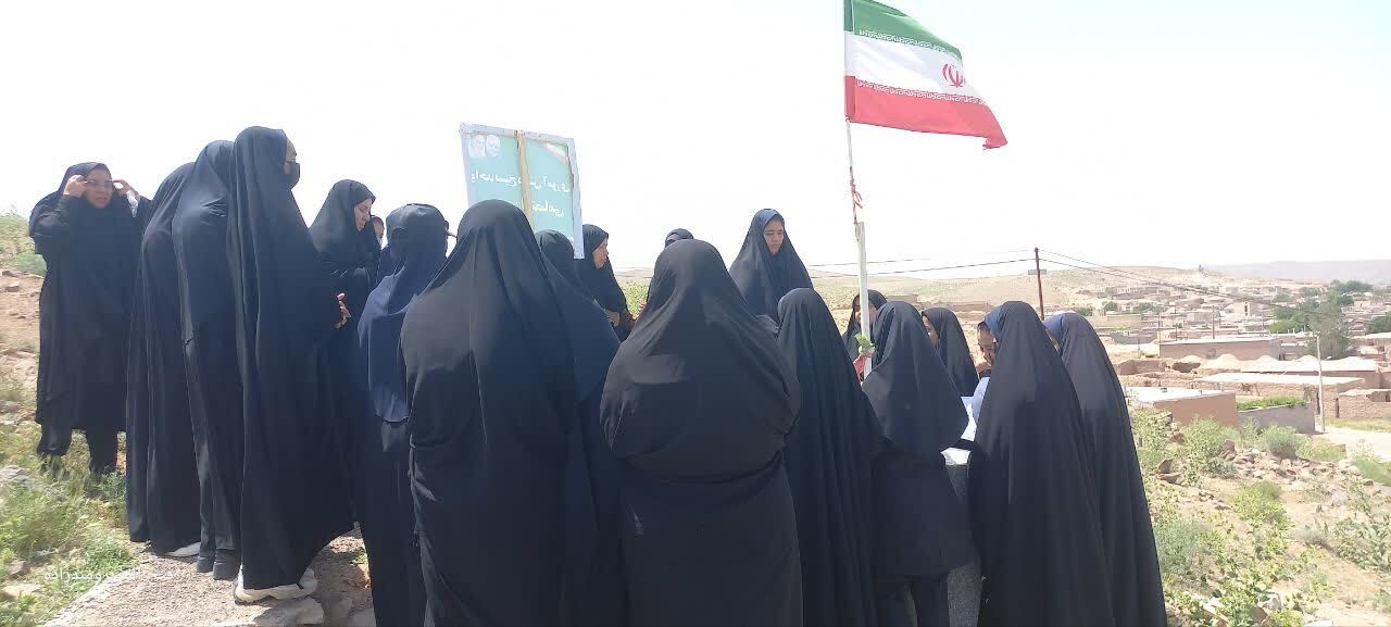 تجدید بیعت دانش آموز ان با شهدا
