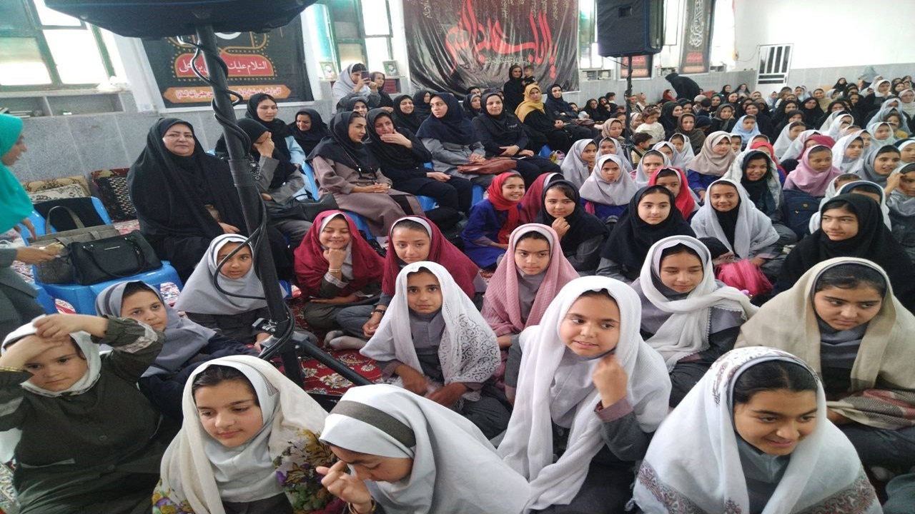 شادمانی دانش آموزان انابدی در روز ولادت حضرت معصومه (س) + عکس