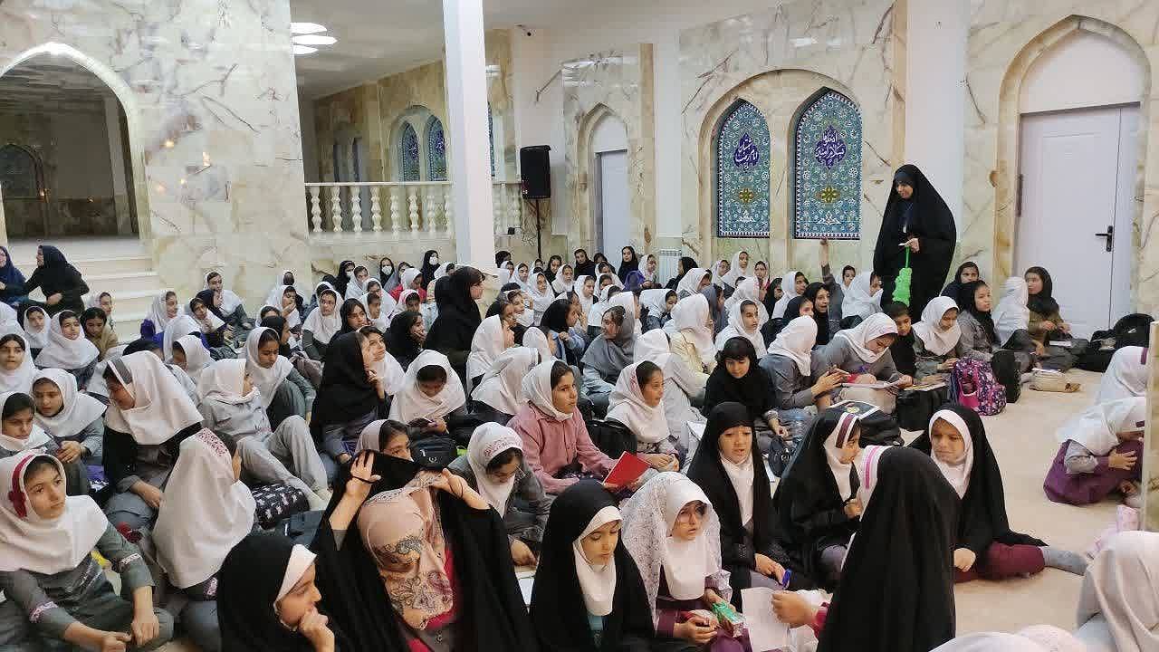 دانش آموزان دختر سنندجی مهمان امامزاده هاجر خاتون (س) شدند