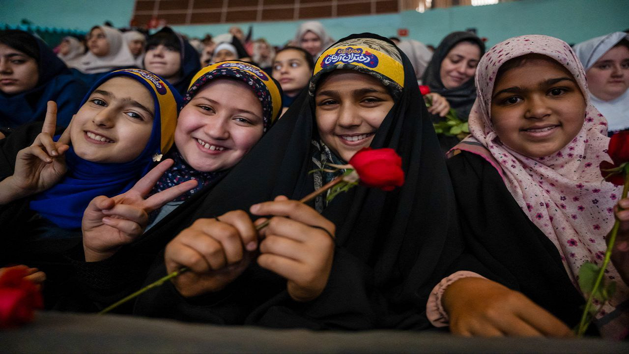 اجتماع ۱۲ هزار نفری «دختران آرمانی» در ورزشگاه آزادی تهران
