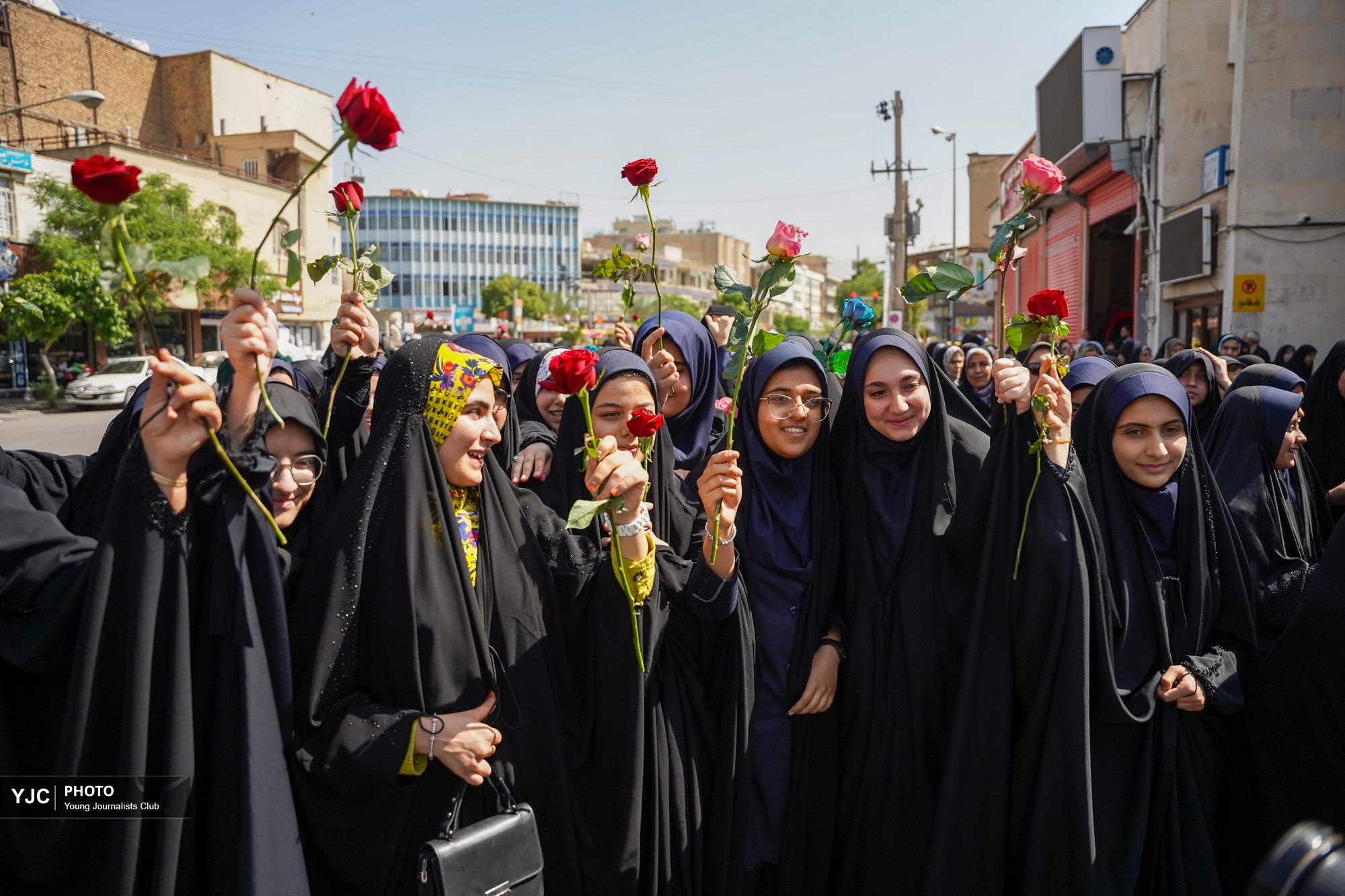 جشن میلاد حضرت معصومه(س) با شادپیمایی دختران شیرازی + تصاویر