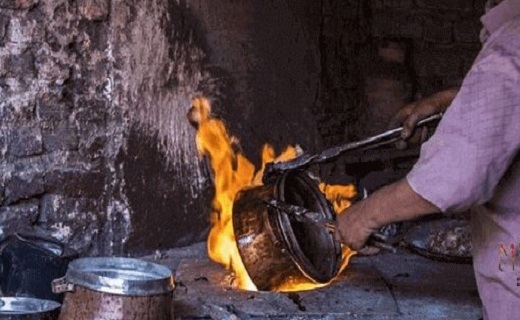 آخرین چکش&zwnj;ها بر مس؛ هنر مسگری قم در آستانه فراموشی؟
