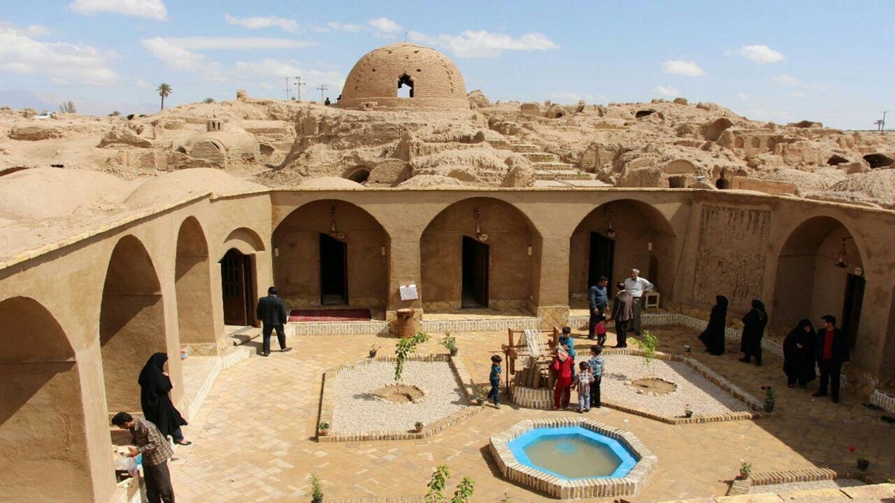 فرسودگی حمام تاریخی زعیم آران و بیدگل دل گردشگران را به درد آورد + فیلم