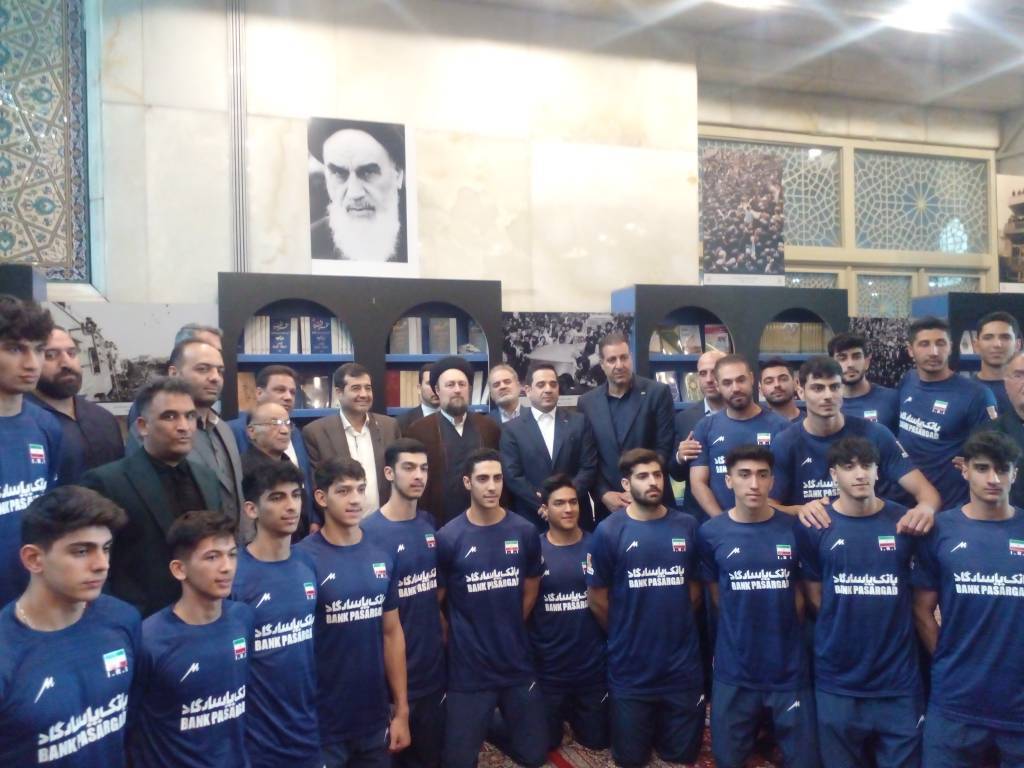 عکس یادگاری یادگار امام و دنیامالی با اعضای تیم ملی والیبال نوجوانان