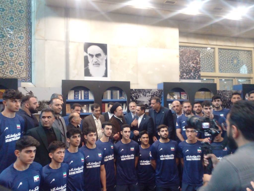 عکس یادگاری یادگار امام و دنیامالی با اعضای تیم ملی والیبال نوجوانان