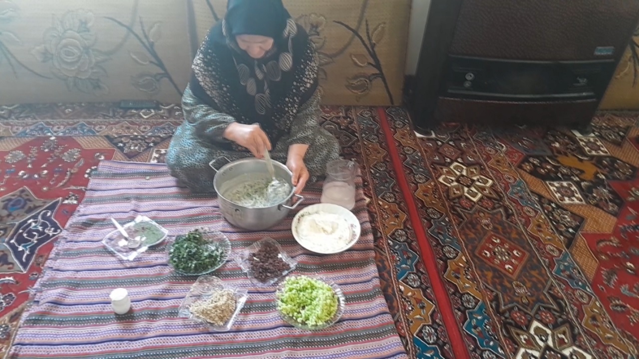 درست کردن آب دوغ خیار در هوای گرم روستای خورهشت+ فیلم