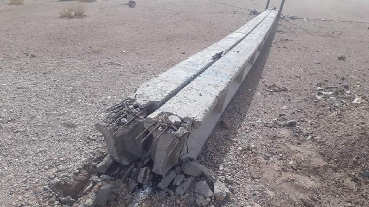باد و طوفان شدید باعث سقوط ۱۱ اصله پایه شبکه برق در شهرستان هامون شد
