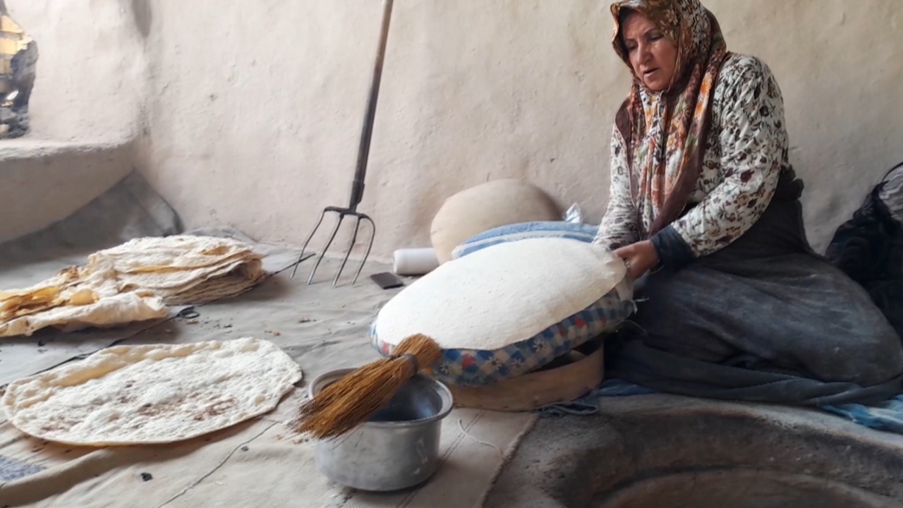 پخت نان محلی با دستان زنان روستای خورهشت+ فیلم