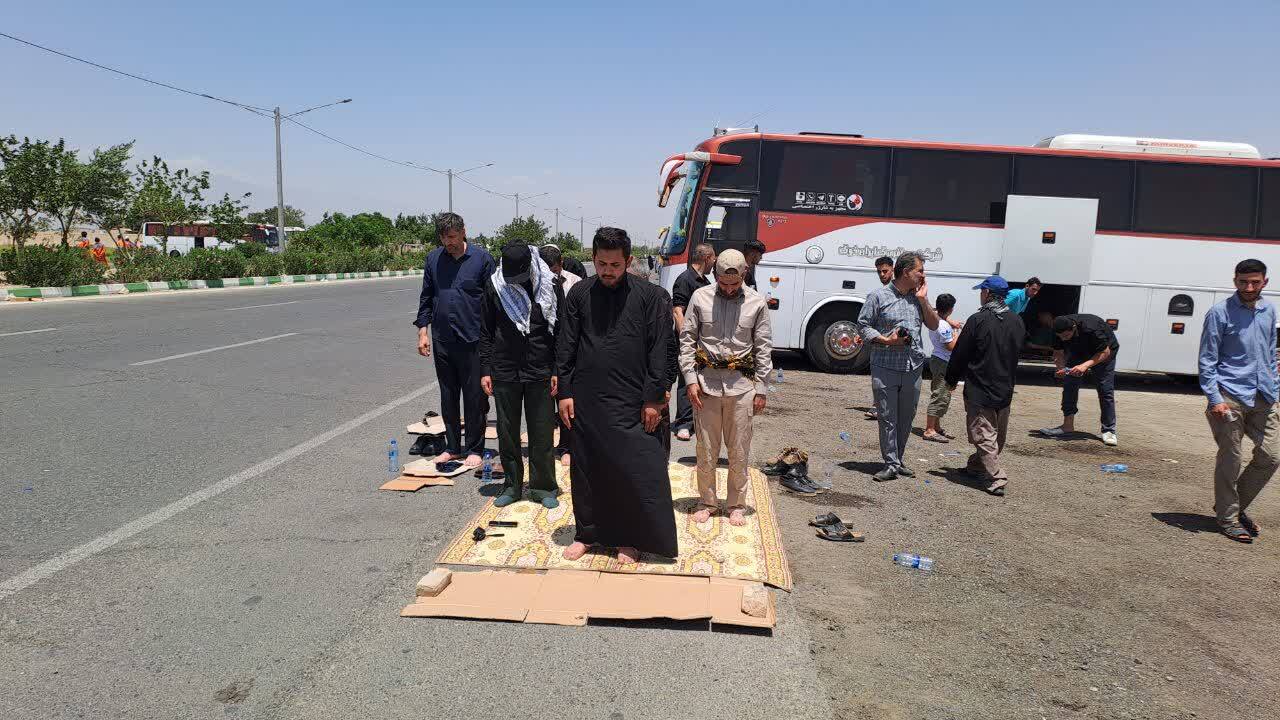 اقامه نماز در حرم مطهر امام خمینی(ره)
