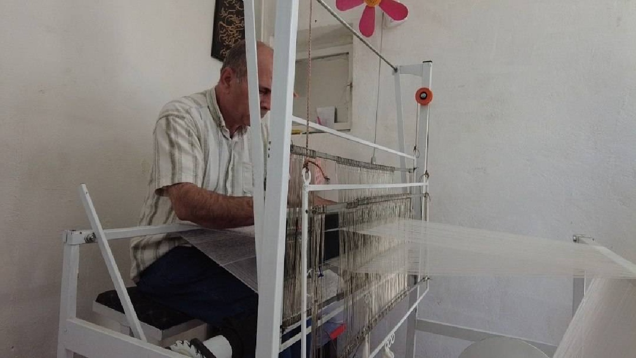 مردی که با نخ زندگی می بافد