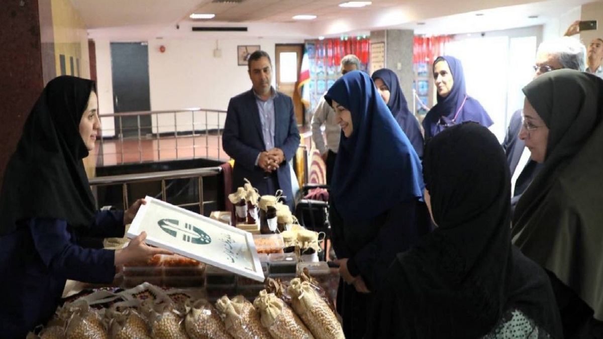 باشگاه خبرنگاران -بازدید معاون رئیس‌جمهور از نمایشگاه محصولات محلی و صنایع‌دستی جوامع حاشیه تالاب‌ها