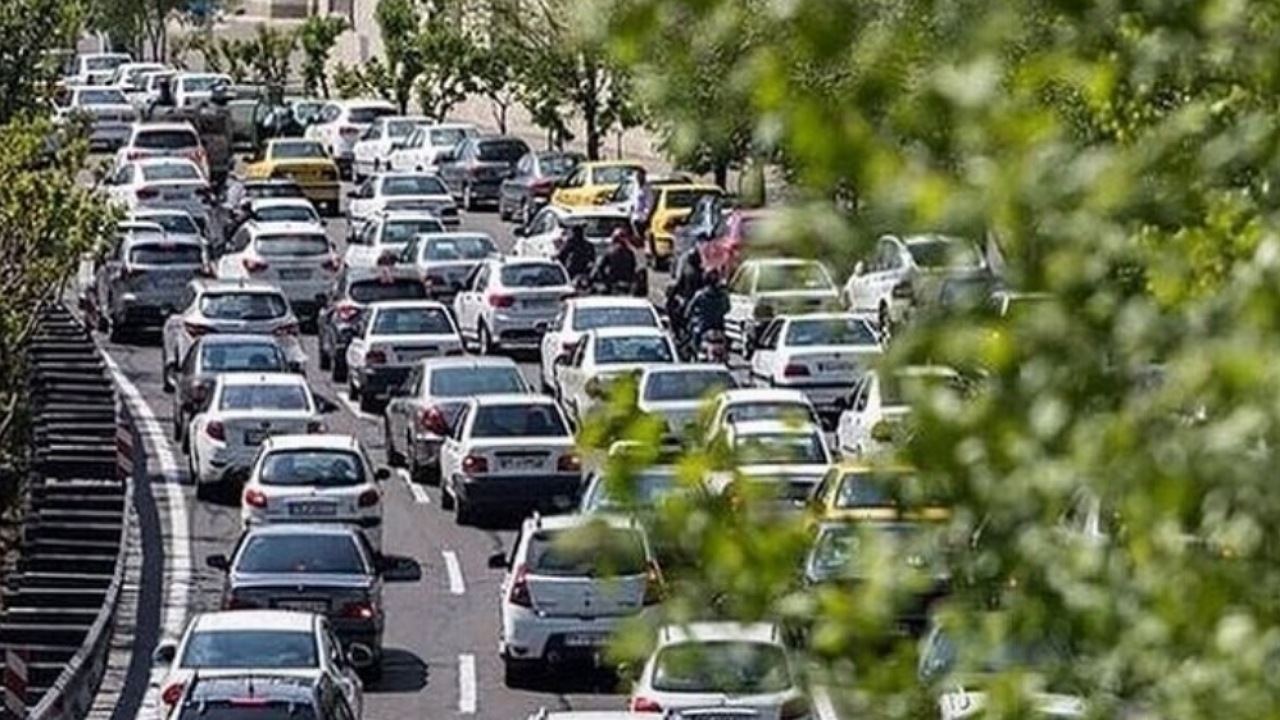 ترافیک در اکثر معابر و بزرگراه‌های پایتخت پرحجم است