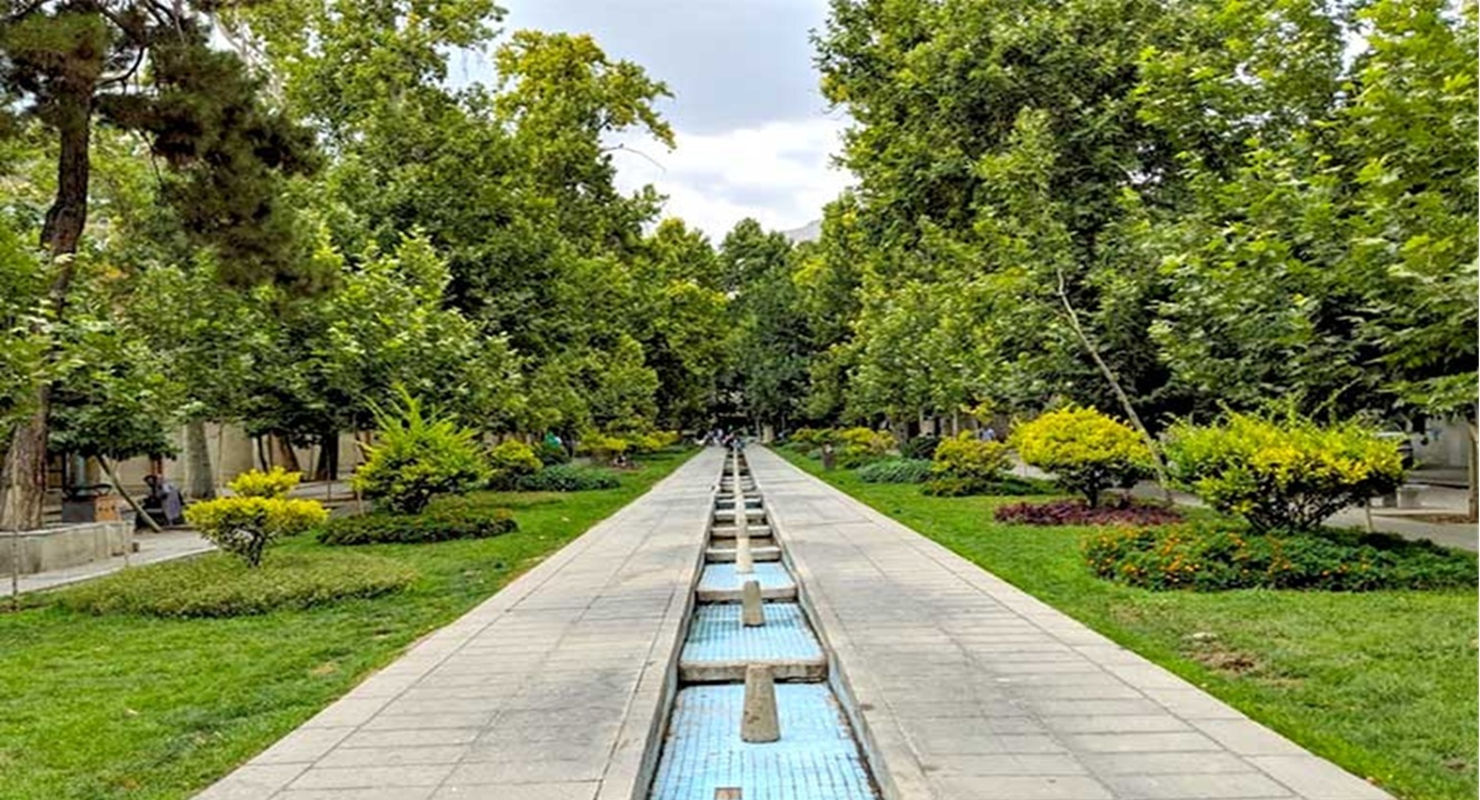 برخی از درختان کهنسال محوطه باغ فردوس تهران در آستانه خشکسالی