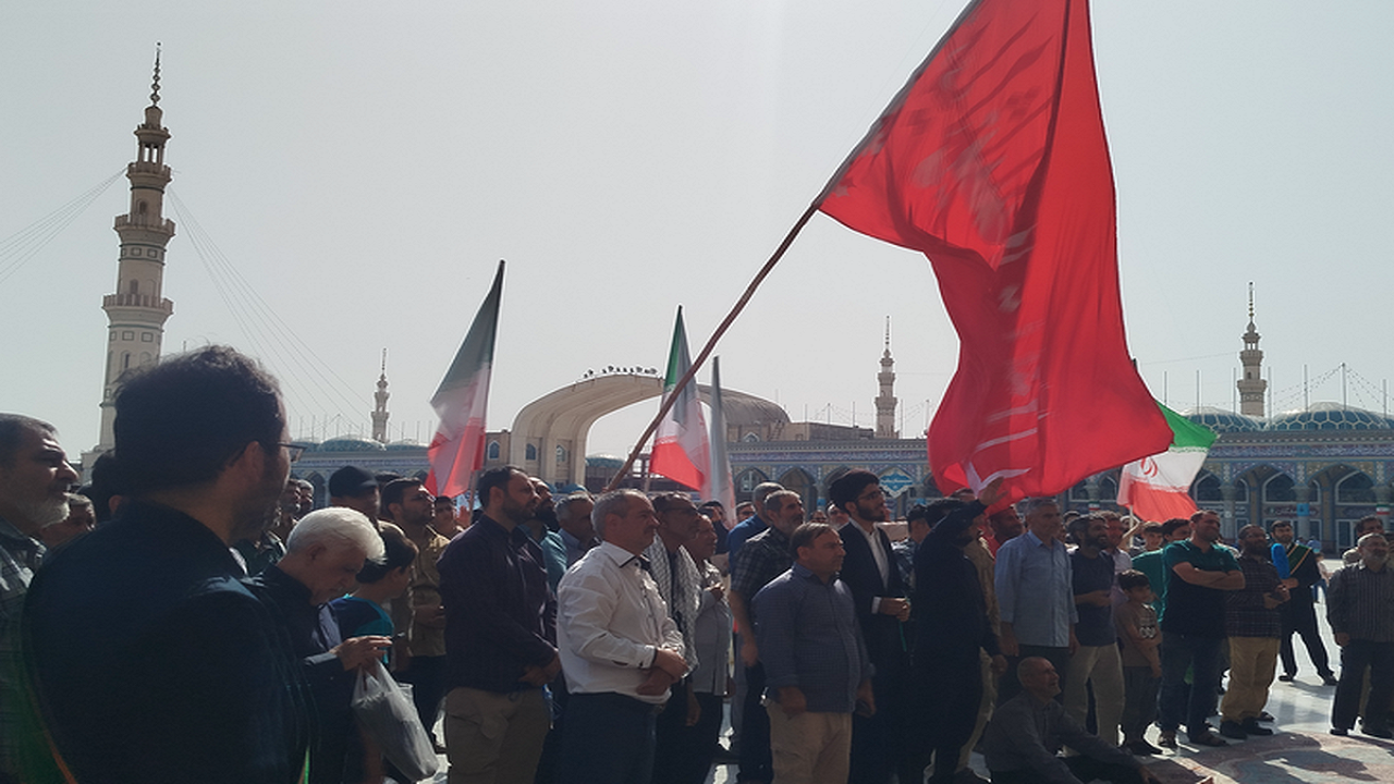 اهتزاز پرچم خونخواهی در مسجد مقدس جمکران+فیلم