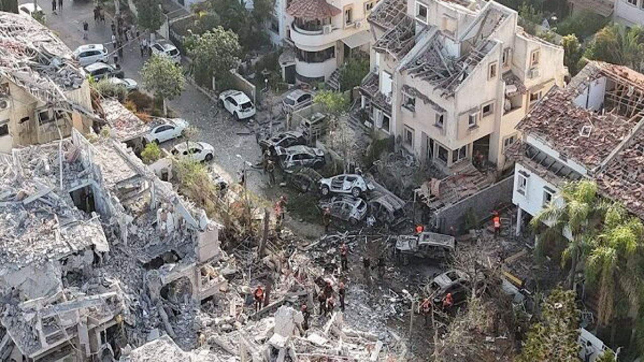 رادیو اسرائیل: حجم ویرانی‌ها بعد از حملات موشکی ایران «غیرطبیعی» است + تصاویر