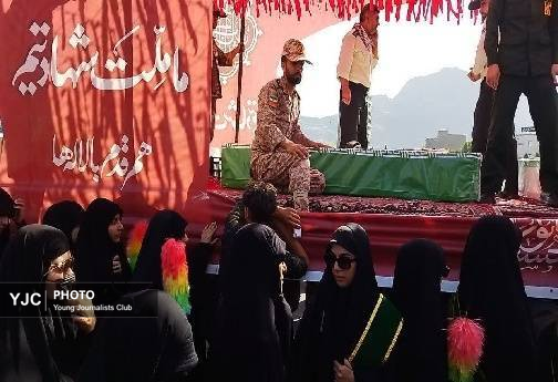 بدرقه باشکوه پیکر مطهر شهدای ولایت در لرستان + تصاویر