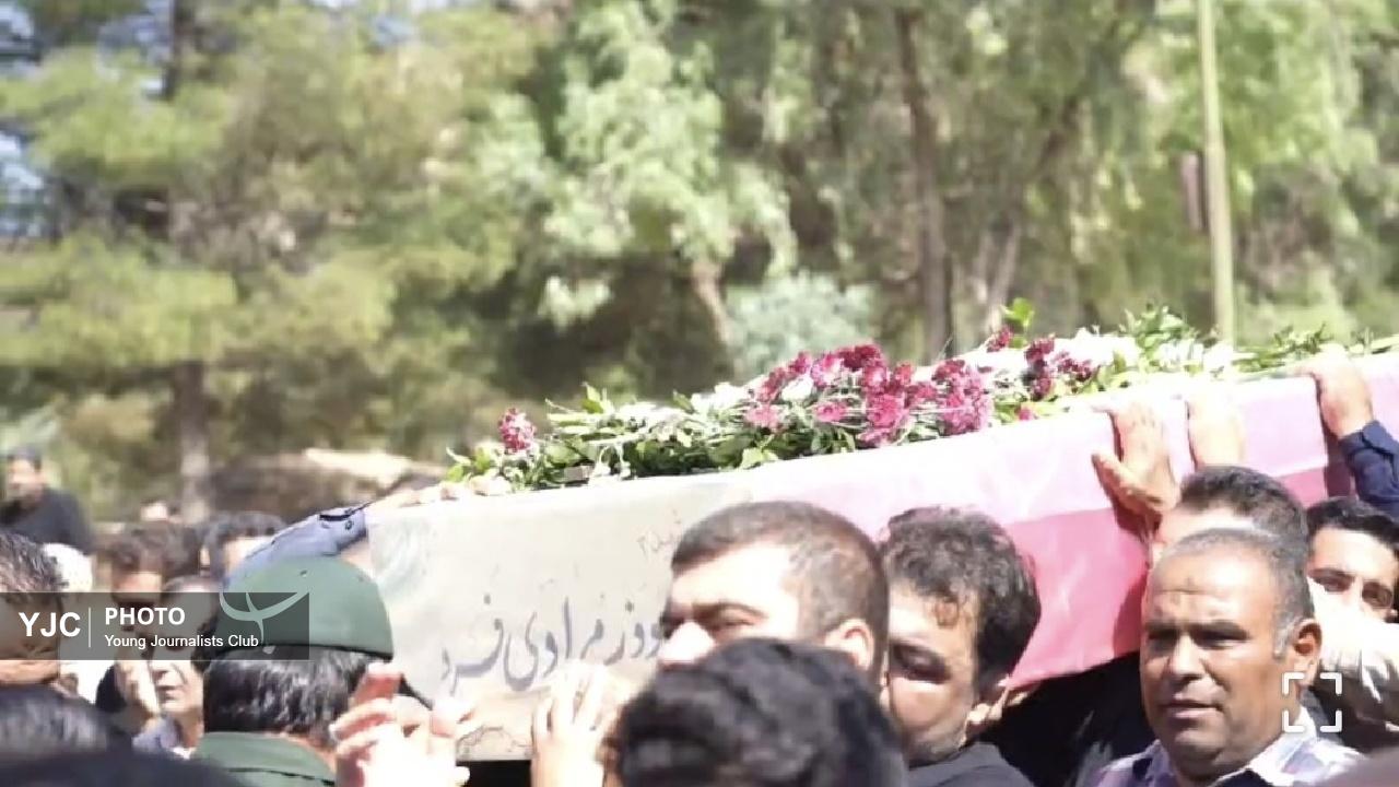 لحظه های وداع با پیکر مطهر شهید مرادی فرد در لرستان+ فیلم