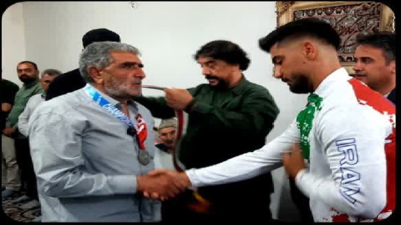 قهرمان آسیایی مدالش را به خانواده شهید مرادی فرد تقدیم کرد + فیلم