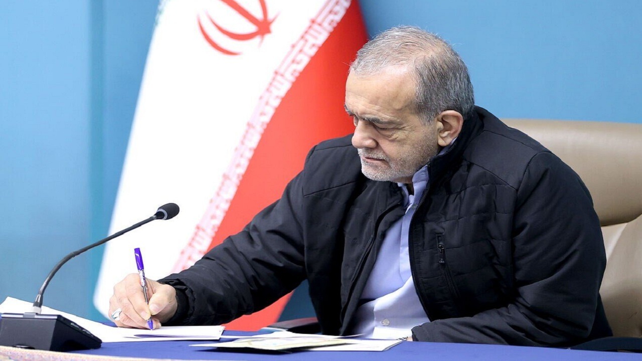 پیام تسلیت پزشکیان در پی درگذشت مادر شهیدان کرمیار