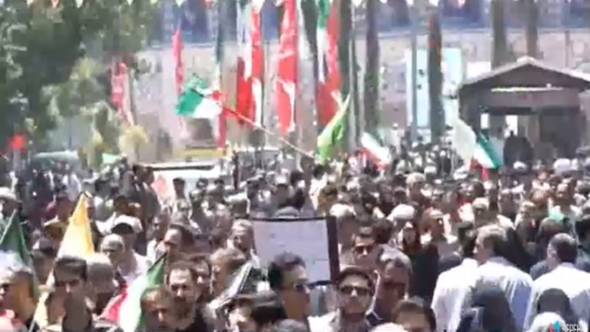 علاقه کودکان عراقی به پرچم ایران + فیلم