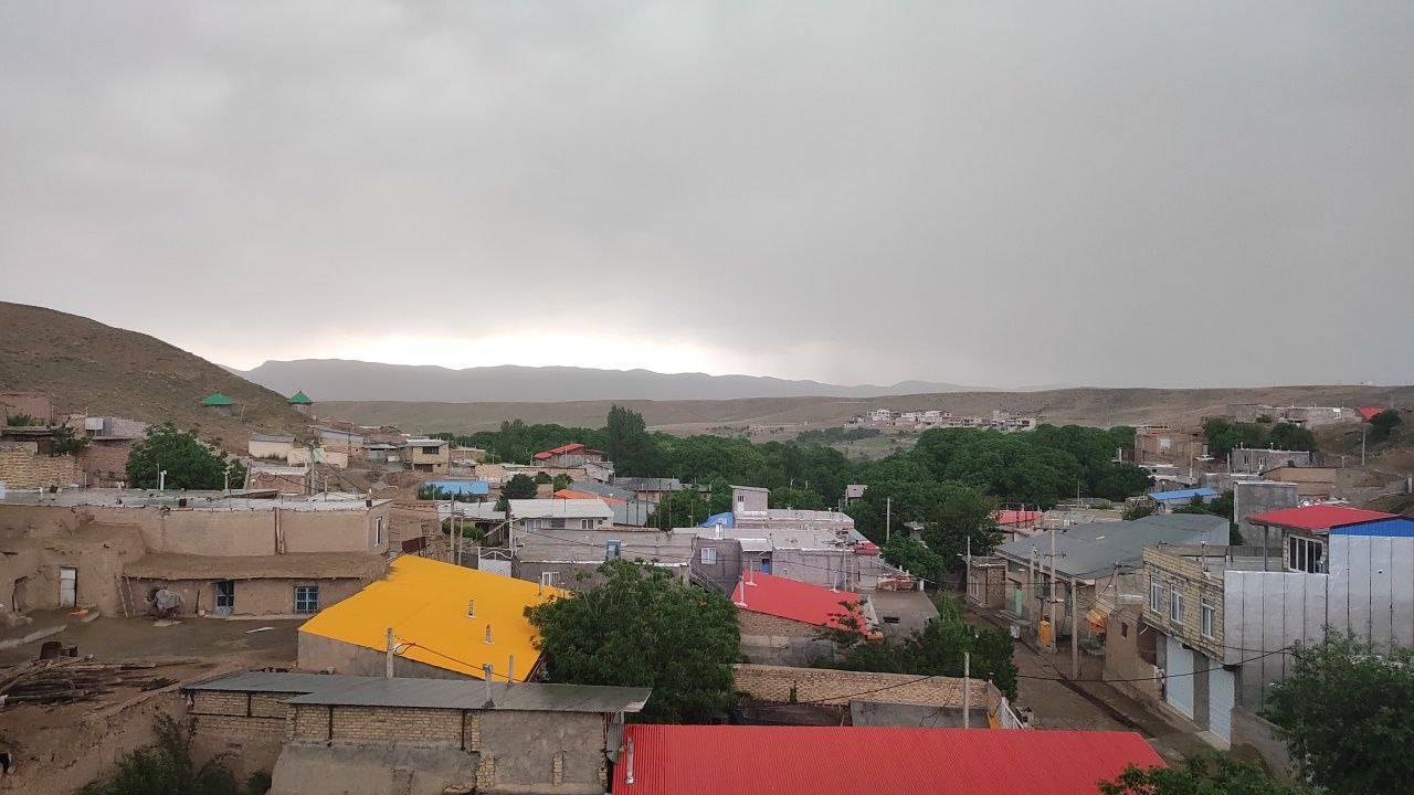 بارش باران در روستای گردشگری توآباد به وقت بهار