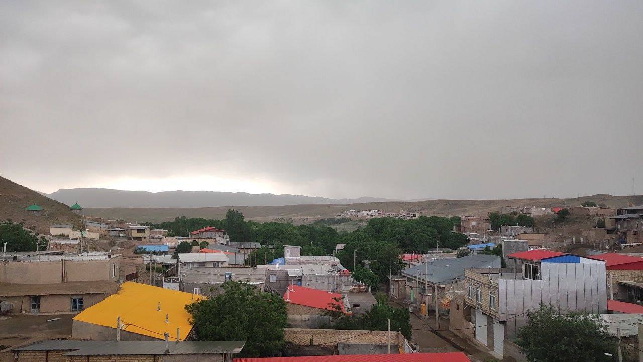 بارش باران در روستای گردشگری توآباد به وقت بهار