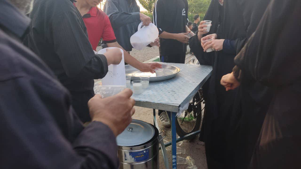 برپایی ایستگاه صلواتی در قم به مناسبت شهادت امام جوا(ع)