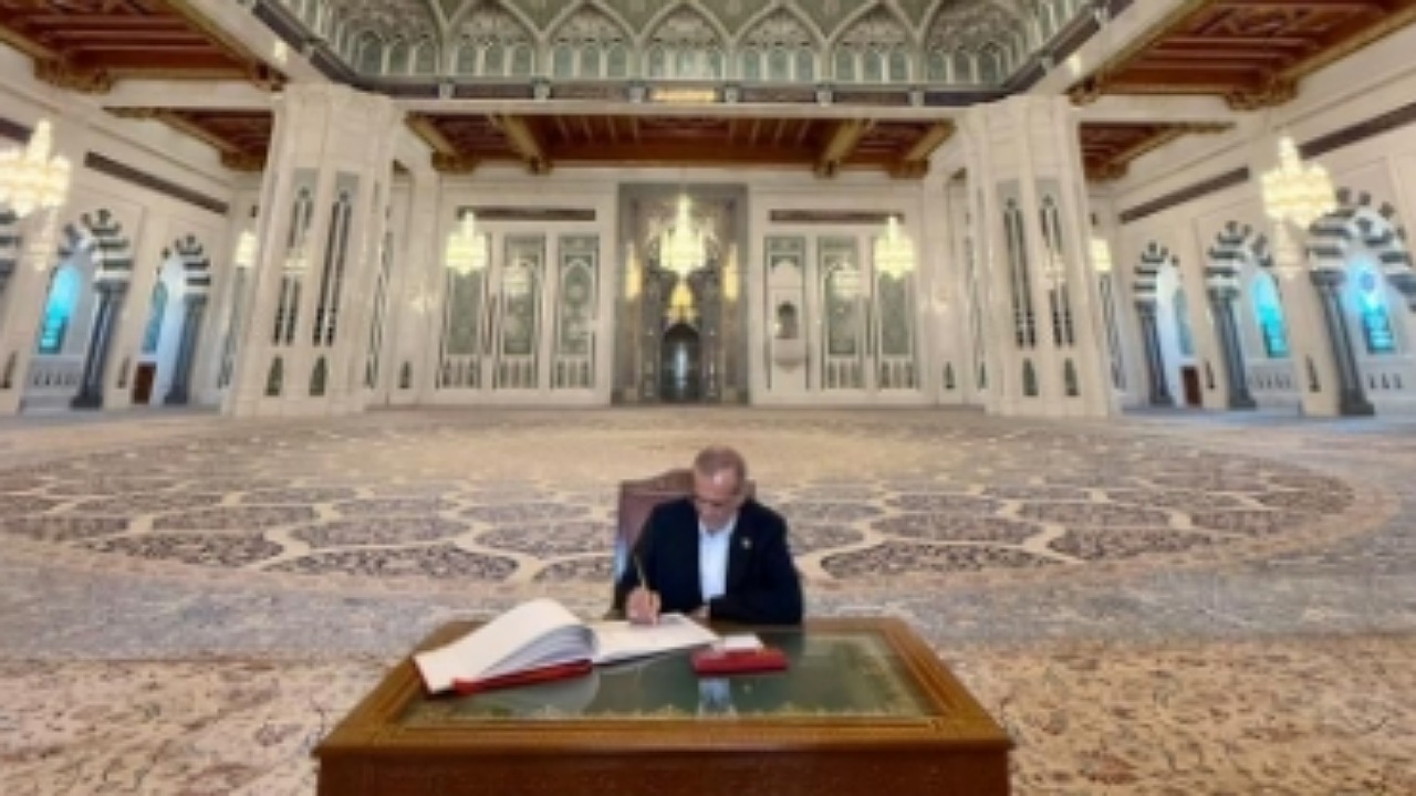 بازدید رئیس‌جمهور از مسجد جامع سلطان قابوس