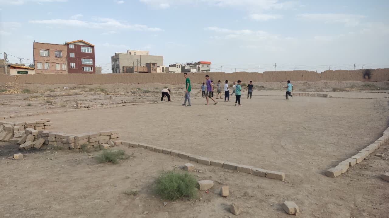 رنجش ورزش دوستان محله یزدان قم از نداشتن امکانات ورزشی + فیلم و عکس