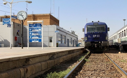 باری که بر دوش مسافران راه آهن محمدیه قم سنگینی می&zwnj;کند