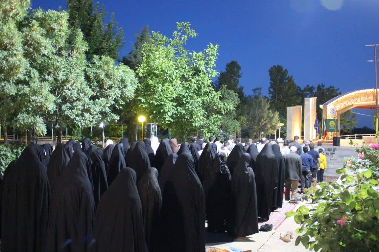 گزارش تصویری از حضور پرشور مردم و مسئولان در مراسم پنجشنبههای شهدایی گزارش تصویری از حضور پرشور مردم و مسئولان در مراسم پنجشنبههای شهدایی