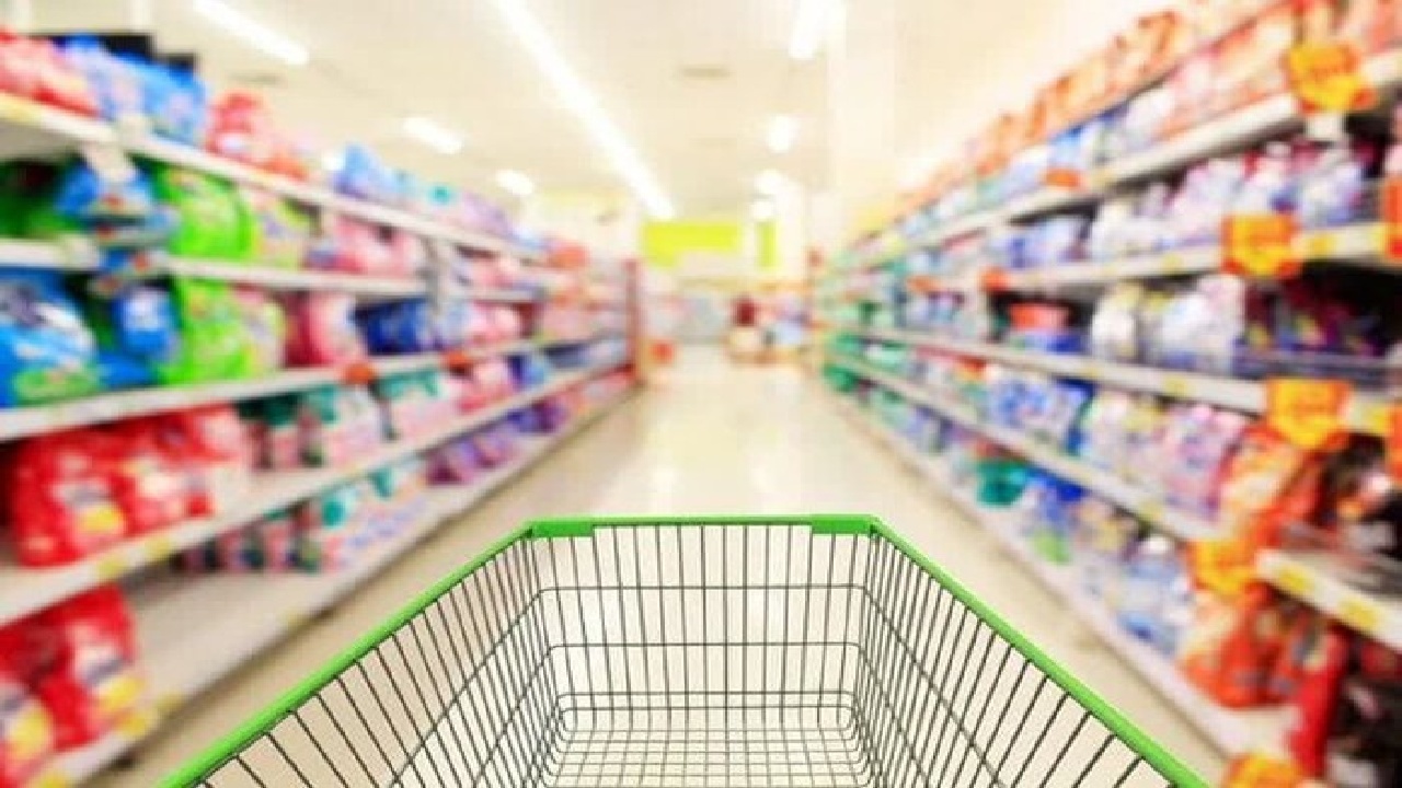کالای اساسی به اندازه کافی در بازار البرز موجود است