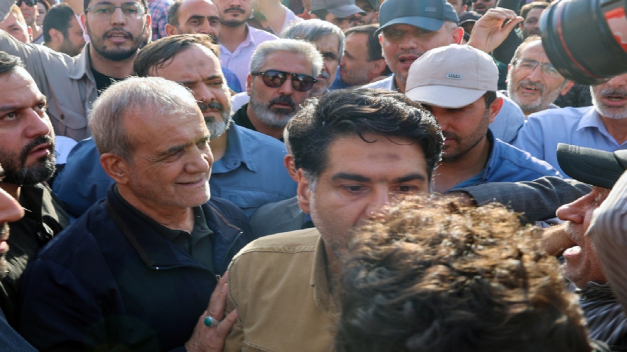 تجمع دانشجویان تهرانی در میدان انقلاب/ آمریکا باید از منطقه برود